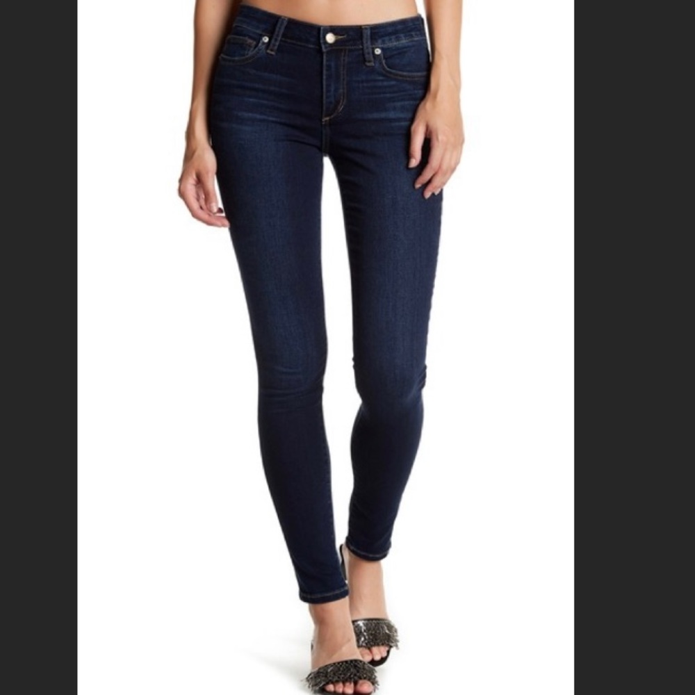 DARK WASH SKINNY JEANS 💙💙